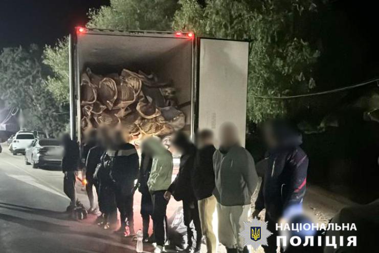 16 чоловіків у рефрижераторі: на Одещині організаторам незаконного перетину кордону повідомили про підозру