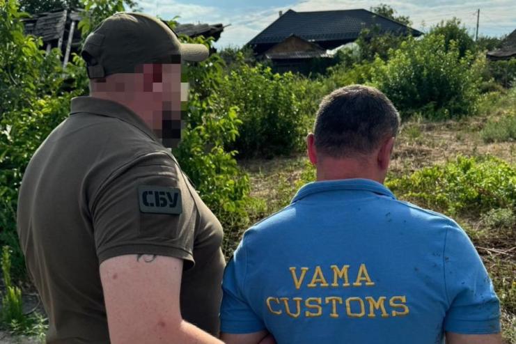 Посадовці Одеської митниці викриті у вимаганні хабарів: вилучено готівку на мільйони гривень