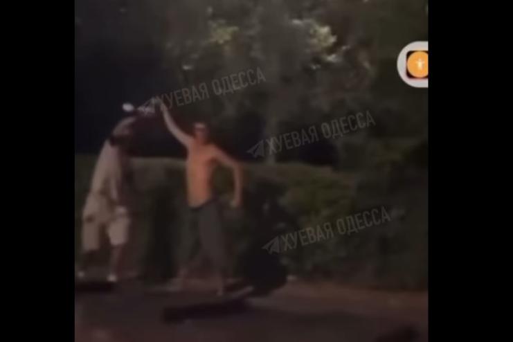 Відео: на Одещині молодь влаштувала пиятику біля меморіалу загиблим воїнам
