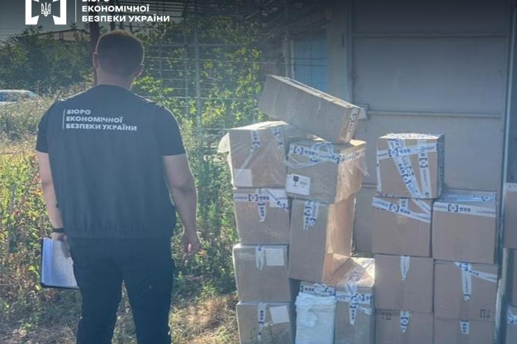 На Одещині викрито чоловіка, який зберігав й продавав фальсифіковані сигарети та алкоголь