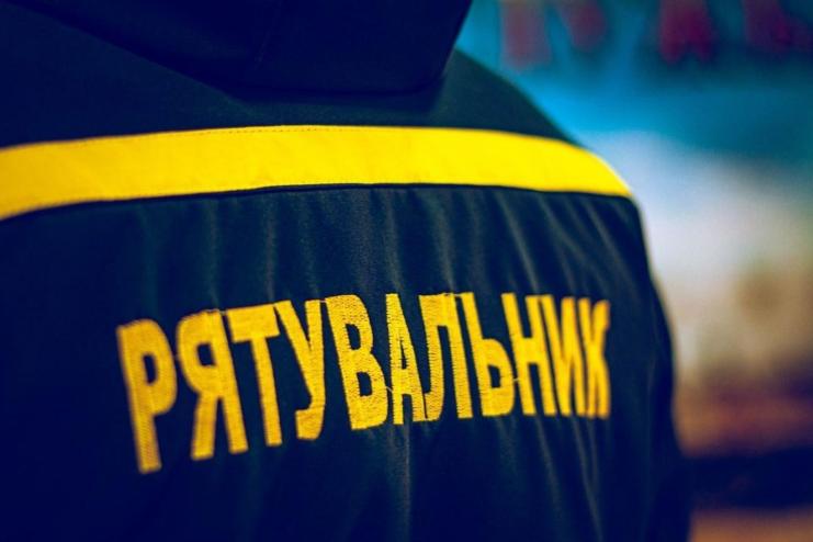 У Рені рятувальники зняли підлітка з даху покинутої будівлі