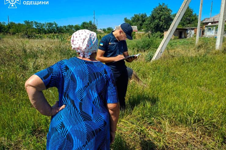 Спалювання сухої трави обернулося штрафом для пенсіонерки з Одещини