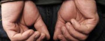 Підозрюваний у скоєнні пограбування, який вистрибнув з другого поверху зали суду, затриманий поліцейськими