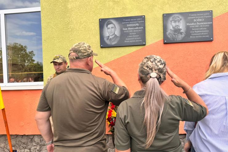 Понад 9 років захищав Україну на сході: на Одещині на честь загиблого воїна-прикордонника відкрили меморіальну дошку