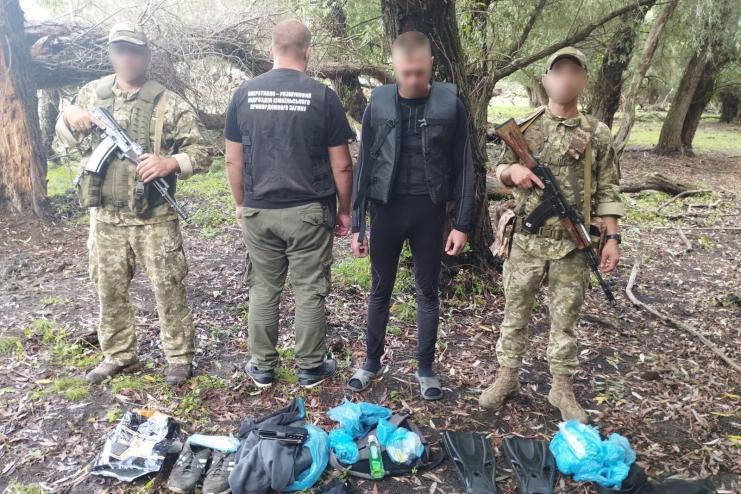 Плавець у ластах: прикордонники Ізмаїльського загону затримали чоловіка, який намагався нелегально перетнути Дунай