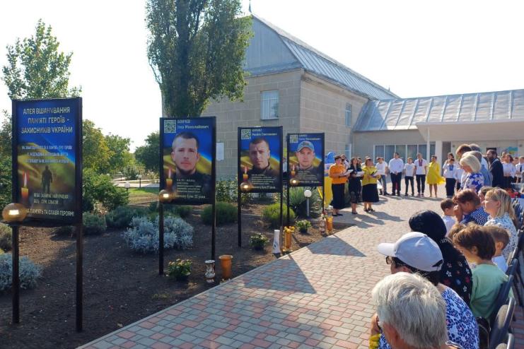 В селі Надеждівка урочисто відкрили Алею Слави, присвячену пам'яті воїнів-земляків