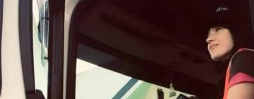 В Україні стартує пілотний проєкт з безоплатної підготовки водійок вантажівок