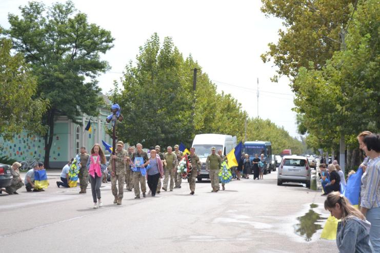 В Кілії містяни навколішках проводжали в останню путь стрільця-снайпера Володимира Негоїцю 