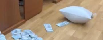 Голові Одеської облради, якого підозрюють у незаконному збагаченні, подарували подушку з доларами