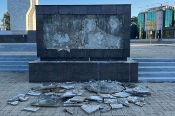 За самовільний демонтаж ордена Леніна та медалі "Золота зірка" в Одесі на трьох людей склали адмінпротоколи