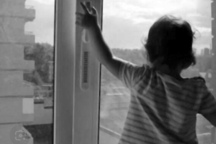 Без нагляду дорослих чотирирічний житель Подільського району ледь не випав з вікна: поліцейські склали відносно матері малюка протокол за невиконання батьківських обов’язків