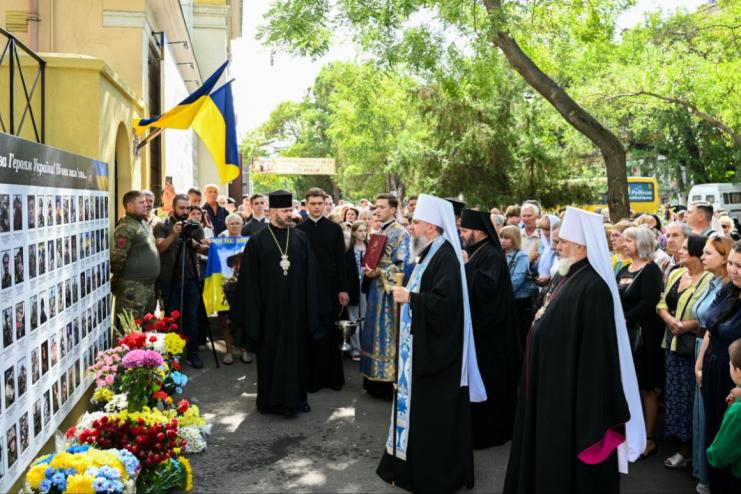 В Одесі Митрополит Епіфаній провідав поранених захисників України та освятив "Стіну пам'яті полеглих за Україну"