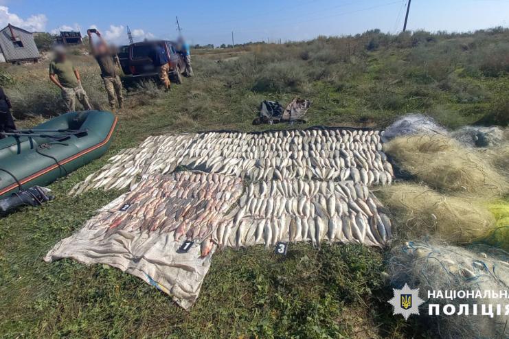 Злочин на озері Сасик: правоохоронці вилучили незаконний улов та затримали браконьєрів