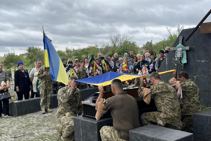 Навколішки з квітами та прапорами: Теплицька громада провела в останню путь захисника України Вадима Шевцова