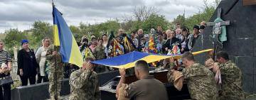 Навколішки з квітами та прапорами: Теплицька громада провела в останню путь захисника України Вадима Шевцова