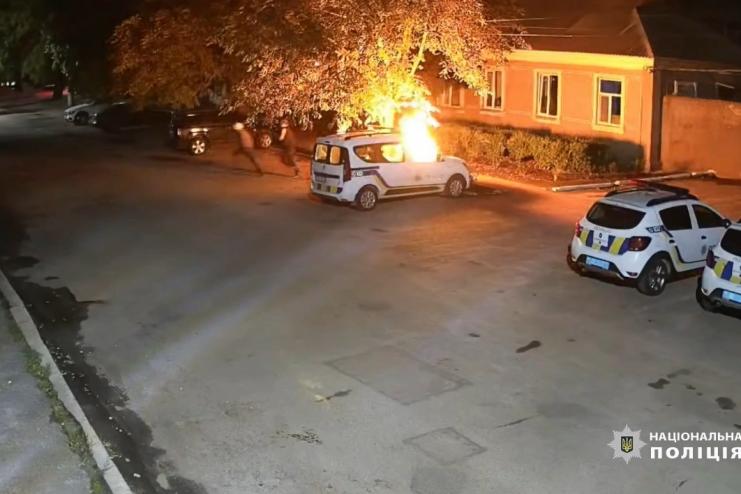 На Одещині затримано двох молодиків, які на замовлення «куратора» підпалили поліцейський автомобіль