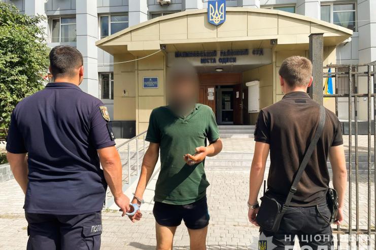 Погрожуючи уявним пістолетом і гранатою, іноземець-рецидивіст обікрав таксиста