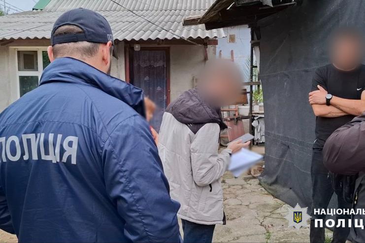 На Одещині затримано зловмисника, який на зупинці побив підлітка і відібрав телефон