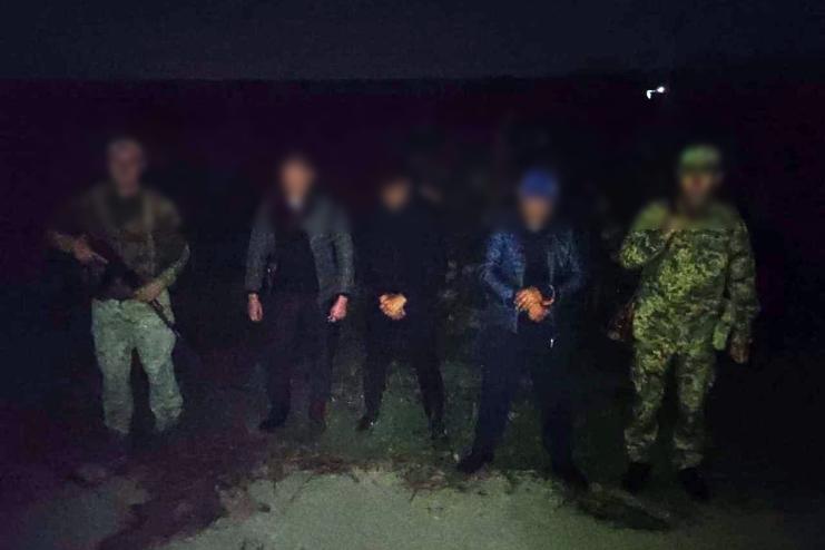 Не встигли завести двигун: на річці Дунай прикордонники затримали команду «судноплавців»