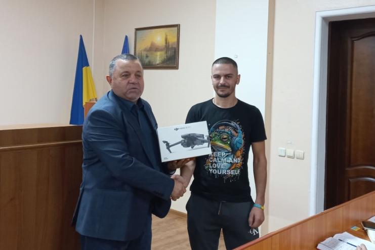 Тарутинська селищна рада передала черговий квадрокоптер на потреби військових