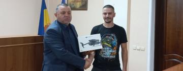 Тарутинська селищна рада передала черговий квадрокоптер на потреби військових