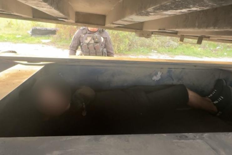 На трасі Одеса-Рені затримано водія вантажівки, який намагався вивезти у Молдову пасажира (відео)