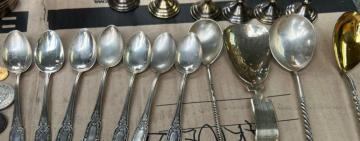 В пункті пропуску «Орлівка» прикордонники не дали вивезти шведу колекційні монети, срібні столові приладдя та дзеркальце