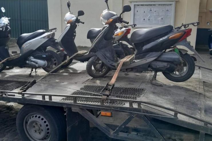 Поліцейські викрили трьох підлітків у порушенні правил керування мопедами