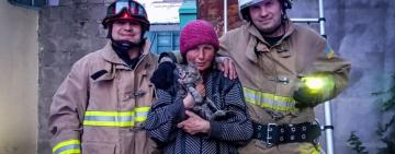 На Одещині рятувальники допомогли котику вибратися з пастки