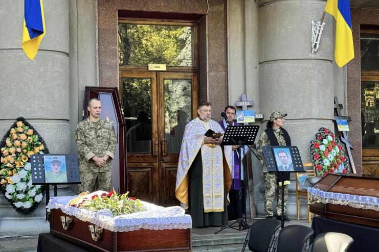 Воїн, який до останнього подиху захищав Україну: Одещина попрощалися з Вадимом Третьяковим
