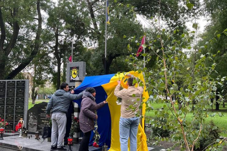 У Тарутине відкрили меморіальну дошку на честь загиблого Героя Рустама Хамраєва