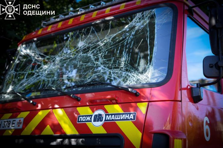 На Одещині рятувальники потрапили під обстріл під час повторної атаки на портову інфраструктуру