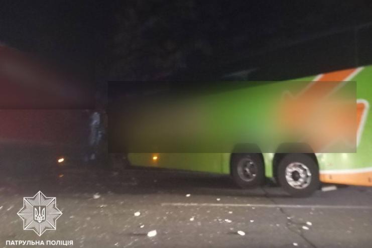 Жахлива ДТП за участі пасажирського автобуса, вантажівки і легковиків: є жертви