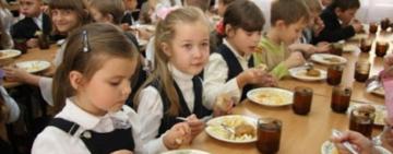 Учні молодших класів відтепер харчуватимуться безплатно: витрати покриватиме державний бюджет
