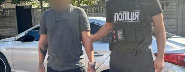 На Одещині затримали чоловіка, який за 7000 доларів обіцяв допомогти військовозобов’язаним виїхати за кордон