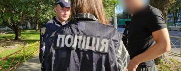 Відмова в знайомстві стала приводом для пограбування жінки: одеські поліцейські оперативно затримали 32-річного зловмисника
