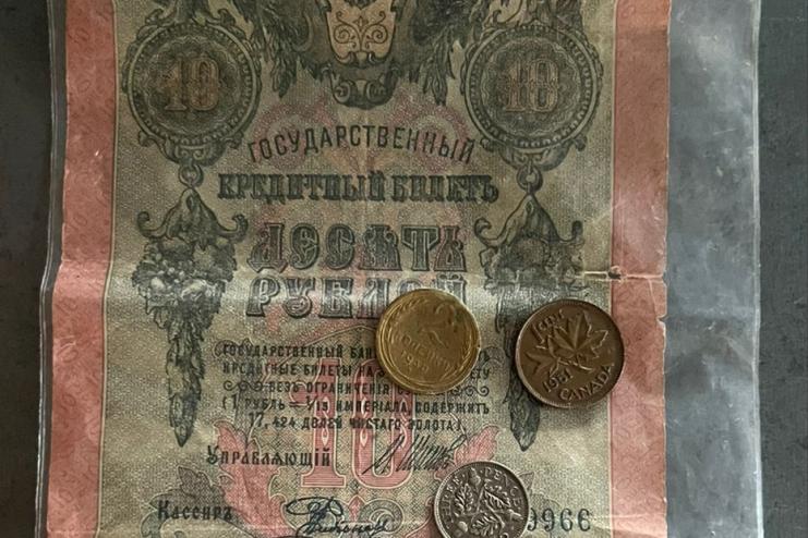 «Новий заповіт» і гроші початку минулого століття виявили прикордонники у пункті пропуску «Орлівка»