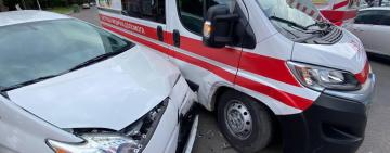 В Одесі в аварію потрапив автомобіль екстреної медичної допомоги, на якому перевозили «тяжкого» пацієнта, що постраждав у іншому ДТП
