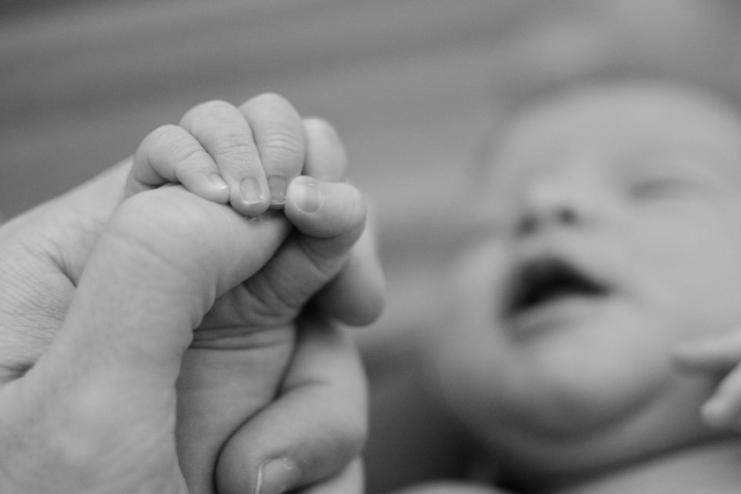 В Одесі чоловік жорстоко побив своїх дітей: місячне немовля рятують у реанімації, друга дитина у лікарні