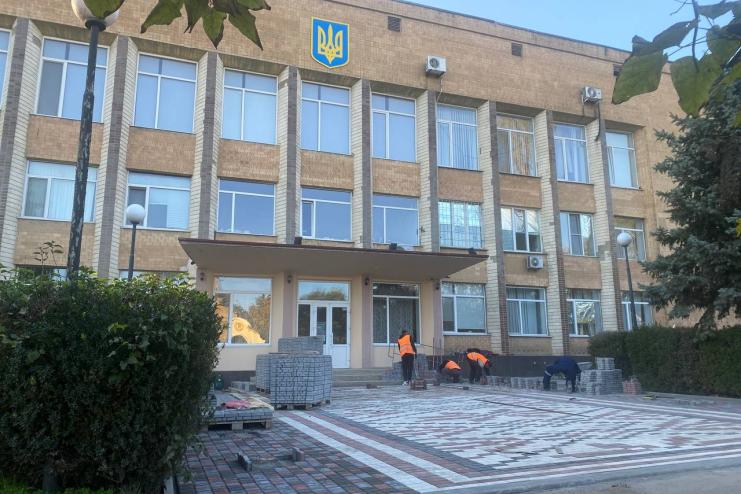 Роботи з благоустрою біля Арцизької міськради: чому саме зараз?  