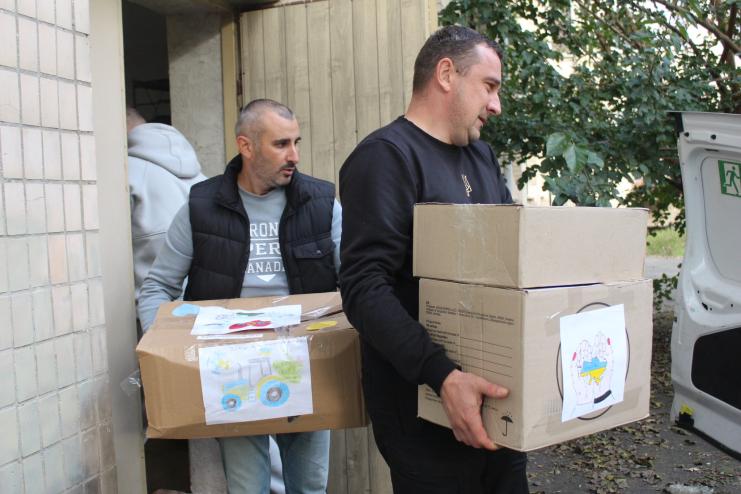 Працівники Сафʼянівської лікарні відправили військовим на передову енергетичні батончики 