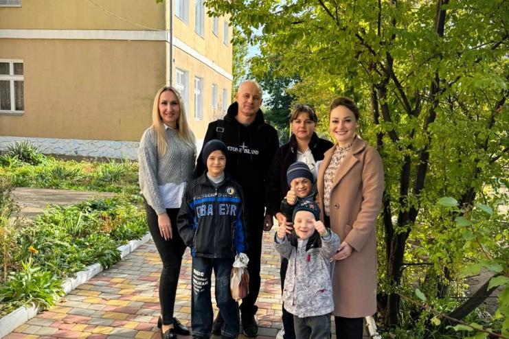 Діти знайшли родину: на Одещині троє братів стали частиною сім'ї