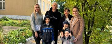 Діти знайшли родину: на Одещині троє братів стали частиною сім'ї