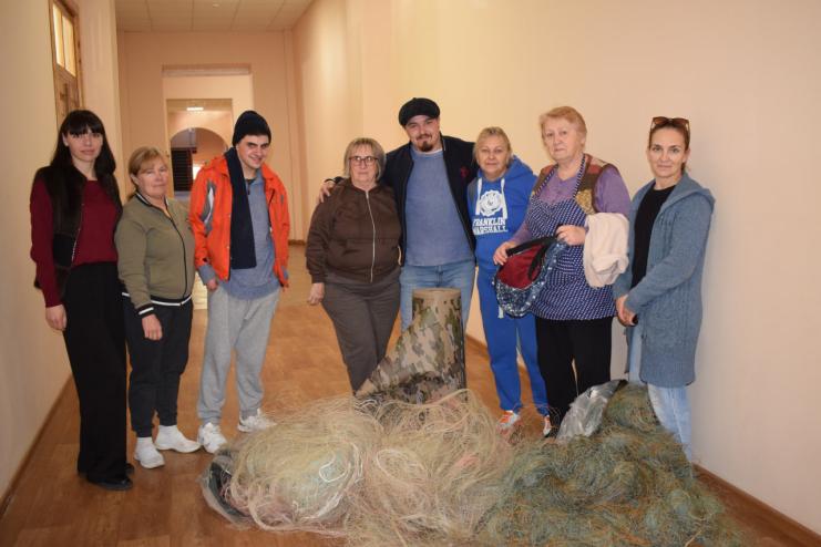 Вшивають віру в Перемогу у кожний стібок: волонтерський центр "Єдність" у Тарутиному отримав підтримку від БФ "Шляхетна справа"