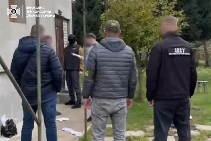 Ввозили в Україну автівки під виглядом гуманітарної допомоги