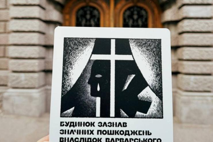 В Одесі почали встановлювати інформаційні таблички на будинках, пошкоджених російськими обстрілами