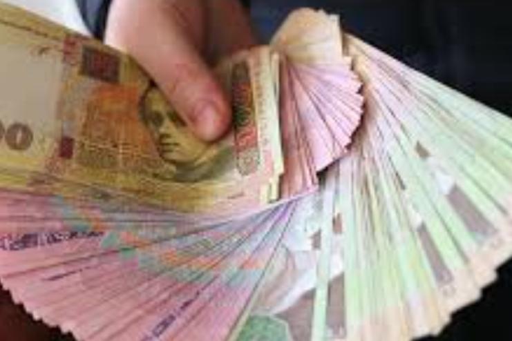 Привласнила майже 330 тис. грн з депозитних рахунків клієнтів та підробляла офіційні документи