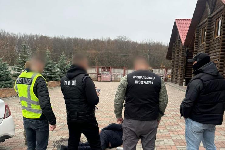 На Вінниччині затримали мешканця Одещини за підозрою в організації незаконного переправлення військовозобов'язаних через кордон