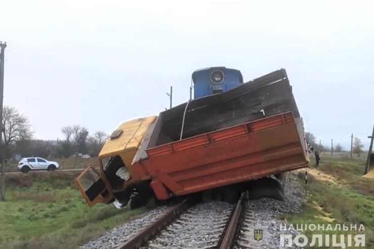 ДТП на залізниці: в Болградському районі зіткнулись тепловоз і вантажівка