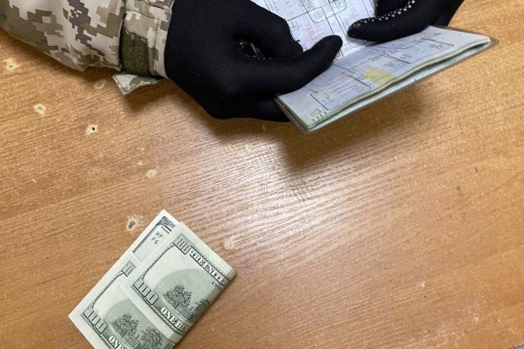 Пропонував 200 дол хабаря: на Одещині затримано чоловіка, в автівці якого виявили наркотики